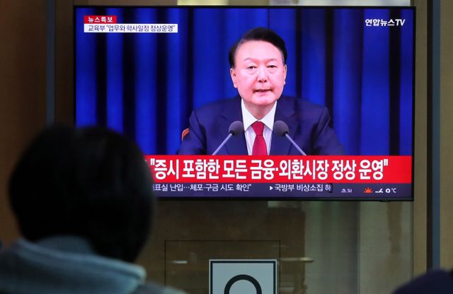  비상계엄령이 6시간 만에 해제된 가운데 교육부가 학사 일정을 정상적으로 운영한다는 발표에 학부모들의 불안감이 고조됐다./사진=뉴시스