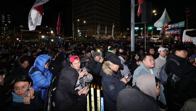 비상계엄 사태로 트래픽 급증 상황에서도 안정적 서비스를 유지할 수 있는 트래픽 관리 솔루션의 필요성이 더욱 부각됐다. 사진은 윤석열 대통령의 비상계엄 해제 요구 결의안이 국회 본회의에서 통과된 4일 새벽 서울 여의도 국회 정문 앞에 모인 시민들이 윤 대통령을 규탄하고 있는 모습. /사진=뉴스1 