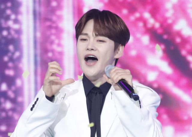 가수 박서진이 광고주에게 갑질을 했다는 의혹이 불거졌지만 사실이 아닌 것으로 확인됐다. 사진은 지난 4월 서울 마포구 상암동 SBS 프리즘타워에서 열린 '트롯뮤직어워즈 2024'에서 '트롯꿈나무상'을 받은 가수 박서진. /사진=뉴스1