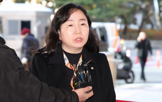  연세대학교 2025학년도 수시모집 자연계열 논술시험을 무효로 해달라는 소송을 낸 수험생들과 연세대 측이 5일 법적 공방을 벌였다. 사진은 수험생과 학부모 측 집단 소송 대리인인 김정선 변호사가 5일 오전 서울 마포구 서울서부지방법원에서 '연세대 시험 무효확인 본안소송 1차 공판'에 출석하며 취재진의 질문에 답변하는 모습. /사진=뉴시스