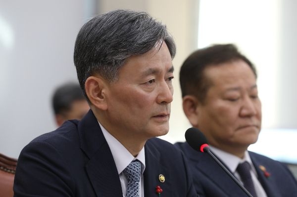 조지호 경찰청장이 계엄 포고령에 맞는 의무를 수행했을 뿐이라며 내란 공범임을 부인했다. 사진은 조 경찰청장이 5일 오전 서울 여의도 국회에서 열린 비상계엄 관련 행정안전위원회 전체회의에 출석해 답하는 모습. /사진=뉴스1