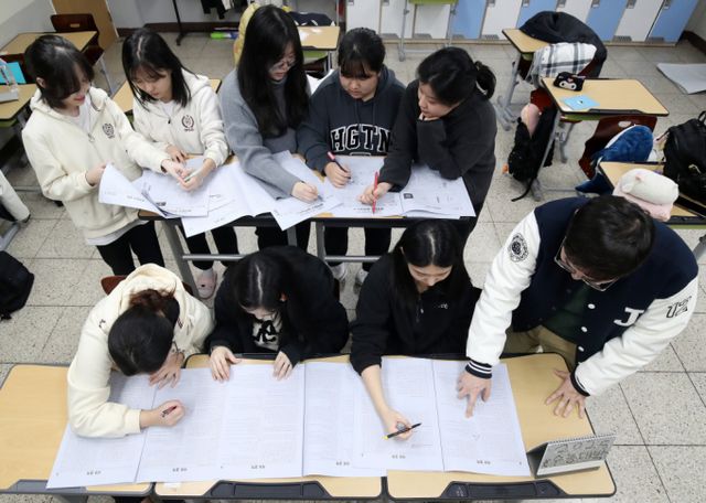 지난달 14일 치러진 2025학년도 수능 채점 결과 전 영역 만점자는 총 11명이다. 사진은 지난달 15일 오전 대구 수성구 정화여자고등학교에서 고3 수험생들이 담임교사와 함께 전날 치른 2025학년도 대학수학능력시험(수능) 가채점을 하는 모습. /사진=뉴스1
