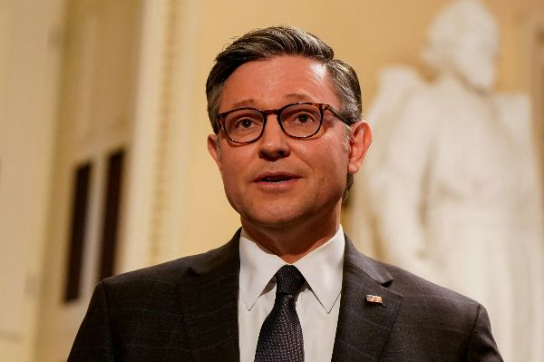 마이크 존슨 미국 하원의장이 도널드 트럼프 미국 대통령 당선인 취임 때까지 우크라이나에 대한 추가 지원금 승인을 보류하겠다고 밝혔다. 사진은 마이크 존슨 하원의장의 모습. /사진=로이터