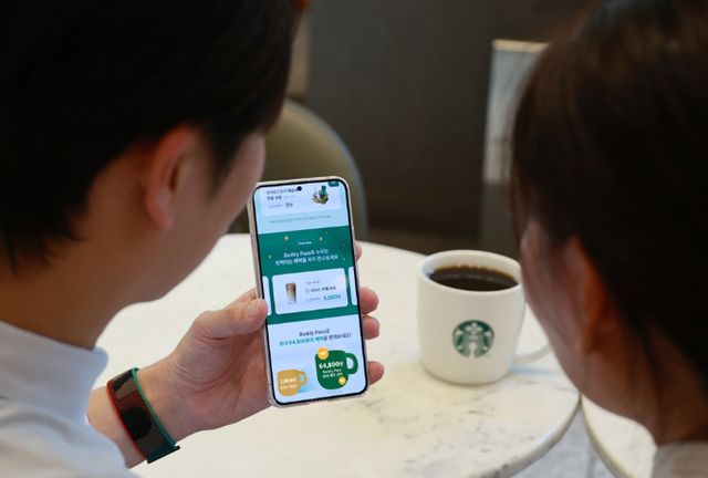 스타벅스 코리아의 구독 서비스 버디 패스를 이용하는 고객들의 두달 소비 패턴 분석 결과 구독 서비스 이용자들은 구독 전보다 매장 구매 금액은 61%, 구매건수는 72% 늘어난 것으로 나타났다. /사진=스타벅스 코리아