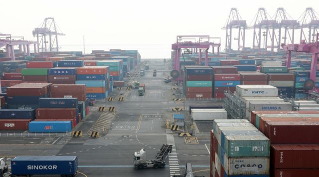 한국은행이 발표한 국민소득(잠정)에 따르면 3분기 실질 국내총생산(GDP)는 전기 대비 0.1% 성장했다. 인천 연수구 인천신항 컨테이너 터미널에서 컨네이너가 쌓여 있다. /사진=뉴시