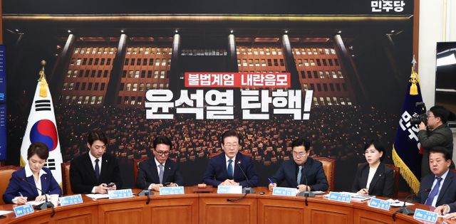 더불어민주당은 오는 7일 저녁 7시 윤석열 대통령에 대한 탄핵소추안을 의결하겠다고 밝혔다. 사진은 5일 오전 서울 여의도 국회에서 열린 비상 최고위원회의에서 모두 발언에 나선 이재명 더불어민주당 대표(가운데). /사진=뉴스1