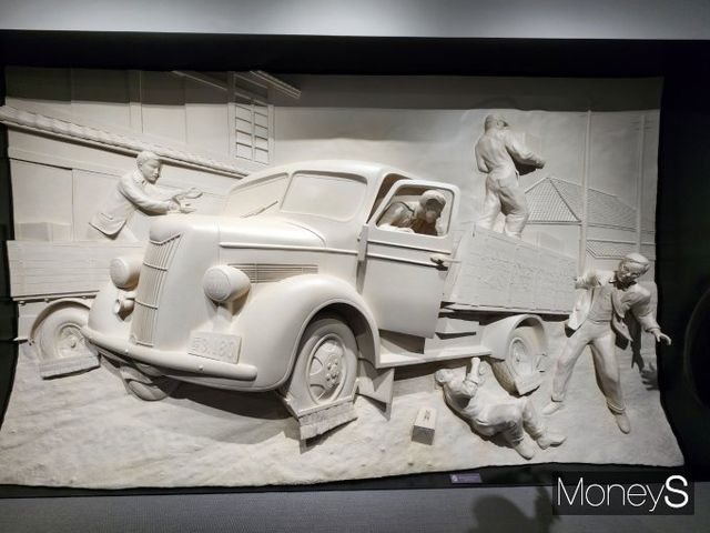 판매한 트럭에 문제가 생겼을 때 키이치로가 직접 현장을 찾아 문제를 해결한 일화를 담은 조각 /사진=박찬규 기자