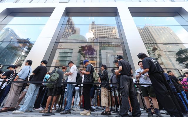 애플의 '폴더블 아이폰' 출시설이 점차 구체화되고 있는 가운데 내후년 하반기로 출시 시점이 언급되면서 침체된 폴더블폰 시장이 애플의 진출로 반등할 것이라는 기대가 높아지고 있다. 사진은 지난 9월 서울 중구 명동 애플스토어 앞에서 시민들이 애플의 스마트폰 '아이폰 16시리즈'를 구매하기 위해 대기하고 있는 모습. /사진=뉴스1