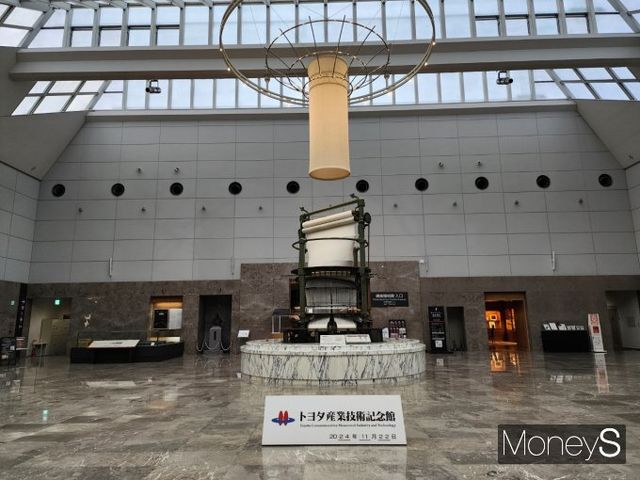 일본 아이치현 나고야시에 있는 토요타 산업기술기념관 로비에는 1924년 제작된 원형 직기가 전시돼 있다. /사진=박찬규 기자