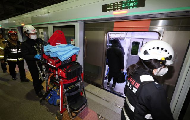 경의중앙선을 지나는 전동열차와 무궁화호가 정전이 나 멈추는 사고가 발생했다. /사진=뉴스1