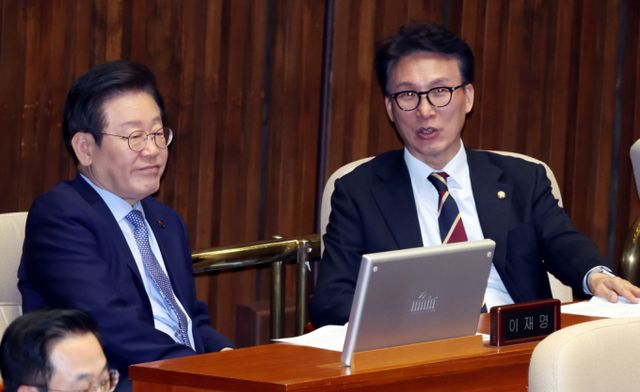 계엄령을 예상했던 김민석 더불어민주당 최고위원이 윤석열 대통령이 2차 계엄을 시도할 가능성이 있다고 주장했다. 사진은 지난달 28일 서울 여의도 국회에서 대화를 나누는 이재명 더불어민주당 대표(왼쪽)와 김민석 최고의원의 모습. /사진=뉴시스