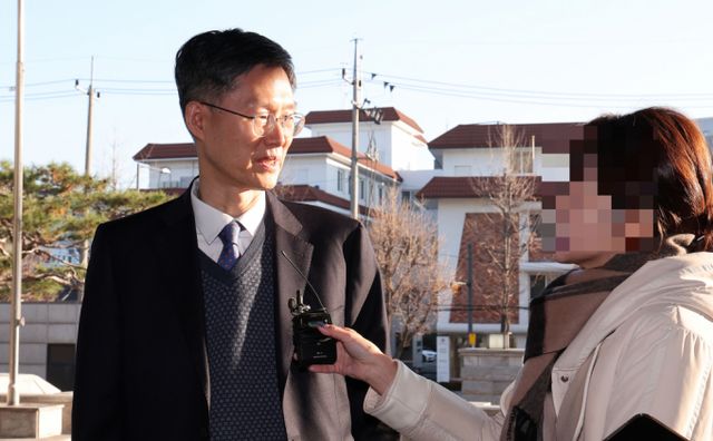 문형배 헌법재판소장 권한대행이 6인 체제로 운영중인 헌재도 사건을 심리할 수 있다고 강조했다. 사진은 5일 문형배 헌법재판소장 권한대행이 서울 종로구 헌법재판소로 출근하는 모습. /사진=뉴스1