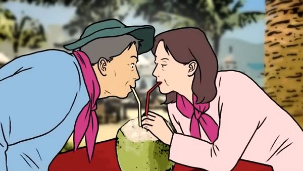 남편이 여자 동창과 오붓하게 사진을 찍어 고민이라는 여성의 사연이 전해졌다. 사진은 기사의 이해를 돕기 위한 제보자 A씨 남편이 여자 동창과 다정하게 음료수를 나눠 마시는 모습. /사진=JTBC '사건반장' 캡처