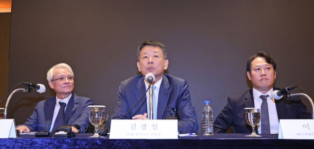 지난 9월19일 오전 서울 중구 롯데호텔에서 열린 MBK파트너스 고려아연 공개매수 관련 기자간담회에서 김광일 MBK 파트너스 부회장(가운데)가 취재진의 질문에 답하고 있다. / 사진=뉴스1 장수영 기자 /사진=(서울=뉴스1) 장수영 기자