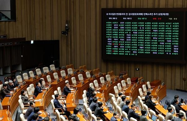 최재해 감사원장과 이창수 서울중앙지검장 등 검사 3인에 대한 탄핵소추안이 국회 본회의를 통과했다. 사진은 5일 서울 여의도 국회에서 열린 본회의에서 감사원장 탄핵소추안 추가 상정이 재적 300인, 재석 160인, 찬성 157인, 반대 3인으로 통과되는 모습. /사진=뉴스1