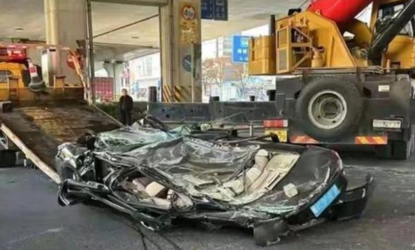 레미콘 트럭에 깔렸지만 운 좋게 살아남은 남성이 눈길을 끌고 있다. 사진은 레미콘 트럭에 깔려 심하게 찌그러진 소형 승용차의 모습. /사진=BAIDU 캡처
