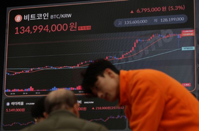 4일 서울 서초구 빗썸라운지 전광판에 비트코인 등 가상화폐 시세가 표시되고 있다. 사진은 기사 내용과 직접적인 관련이 없음. /사진=뉴시스 황준선 기자 