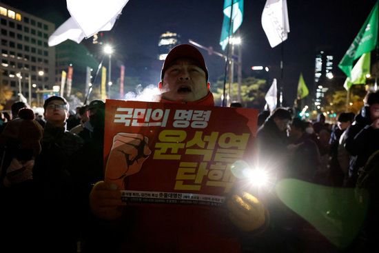 지난 4일 대한민국 서울에서 윤석열 대통령이 계엄령을 선포한 후 시민들이 국회앞에서 집회를 하고 있다. /사진=로이터