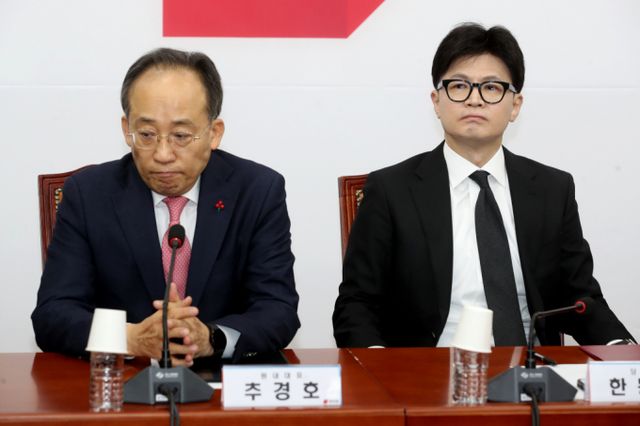 추경호 국민의힘 원내대표가 윤석열 대통령 탄핵안 표결과 관련해 부결시킬 것이라는 의견을 밝혔다. 사진은 한동훈 국민의힘 대표와 추경호 원내대표가 최고위원회의에 참석한 모습. /사진=뉴스1
