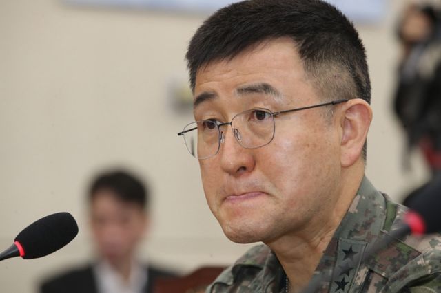 계엄사령관을 맡았던 박안수 육군참모총장이 계엄 선포는 윤석열 대통령의 발표를 보고 알았다고 말했다. 사진은 박 총장이 5일 오전 서울 여의도 국회에서 열린 국방위원회 전체회의 비상계엄 선포 경과 및 병력동원 관련 현안질의에 출석해 의원 질의에 답하는 모습. /사진=뉴스1