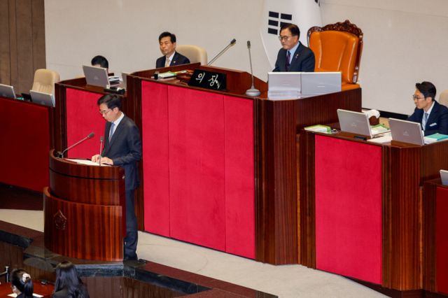 비상계엄 사태를 초래한 윤석열 대통령 탄핵에 찬성하는 여론이 70%를 넘긴 것으로 조사됐다. 사진은 정명호 의사국장이 윤 대통령과 김용현 국방부 장관에 대한 탄핵소추안을 보고하는 모습. /사진=뉴스1