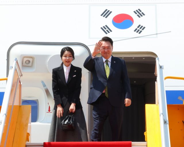 윤석열 대통령의 비상계엄 선포·해제 상황을 중국 매체들도 주목하고 있다. 사진은 한-아세안 정상회의 일정을 마치고 귀국길 모습. /사진=뉴시스