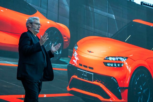 UAE 두바이 아르마니 호텔에서 열린 '제네시스 모터스포츠 프리미어'에서 루크 동커볼케 사장이 발표하는 모습 /사진=제네시스