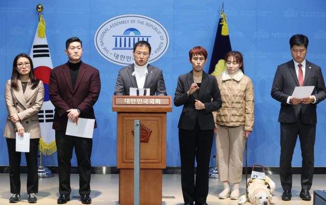 국민의힘 친한동훈계 소장파 의원들이 윤석열 대통령 임기 단축 개헌을 제안했다. 사진은 김상욱 국민의힘 의원을 비롯한 소장파 의원들이 '윤석열 대통령 임기단축 개헌 제안' 기자회견을 하는 모습. /사진=뉴시스