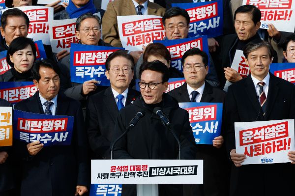 더불어민주당이 비상계엄을 선포한 윤석열 대통령을 규탄하기 위해 특별 대책 기구를 결성하고 김민석 의원을 단장으로 임명했다. 사진은 지난 4일 김민석 더불어민주당 최고위원이 서울 여의도 국회 본청 계단에서 열린 ‘윤석열 대통령 사퇴촉구 탄핵추진 비상시국대회’에서 규탄사를 하는 모습. /사진=뉴스1