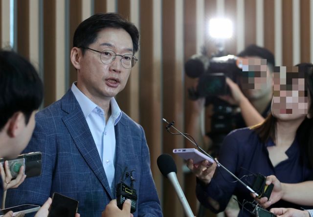 독일 유학 중이던 김경수 전 경남도지사가 우원식 국회의장을 만나기 위해 귀국한다. 사진은 지난 6월14일 런던으로 출국을 앞둔 김경수 전 경남도지사의 모습. /사진=뉴스1