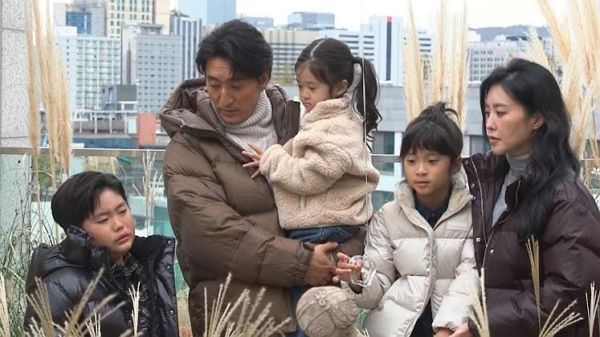 신현준 가족이 단체 광고 촬영 도중 연이은 '눈물 사태'를 맞는다. 사진은 첫째 민준이가 미처 잠이 깨지 못한 채로 눈물을 펑펑 흘리는 모습. /사진=채널A '아빠는 꽃중년' 캡처