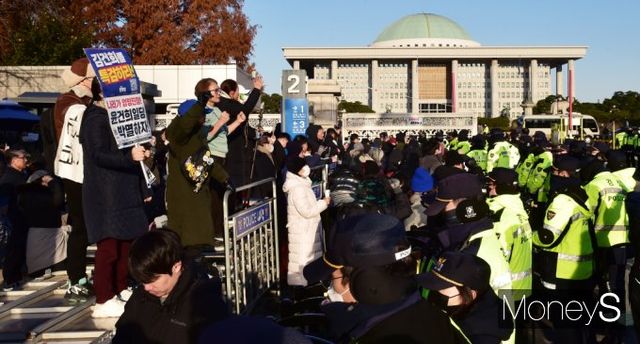 계엄 사태 파장으로 한국에 거주하거나 여행 중인 외국인들도 불안에 휩싸였다. 지난 4일 서울 여의도 국회의사당 앞 사거리에서 시민 및 정당, 사회단체 관계자이 윤석열 대통령 퇴진을 외치고 있다. /사진=임한별 기자