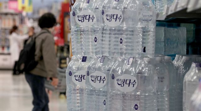 환경부가 '수돗물 먹는 실태조사'를 실시한 결과 37.9%가 집에서 수돗물을 마신다고 답했다. 사진은 지난해 3월 서울에 위치한 한 대형마트에 생수가 진열된 모습. /사진=뉴스1