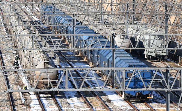 전국철도노동조합이 임금인상과 인력 충원 등을 요구하며 총파업에 돌입한 5일 경기도 의왕시 오봉역 선로에 시멘트 운송 열차가 멈춰 서 있다. /사진=뉴시스