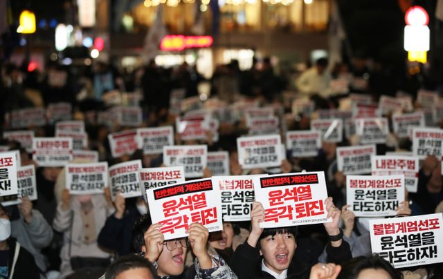 윤석열 대통령 탄핵소추안 표결을 하루 앞둔 6일 오후 제주시청에서 '윤석열 정권퇴진·한국사회대전환 제주행동'이 탄핵안 가결과 대통령 퇴진을 촉구하는 집회를 열었다. /사진=뉴스1