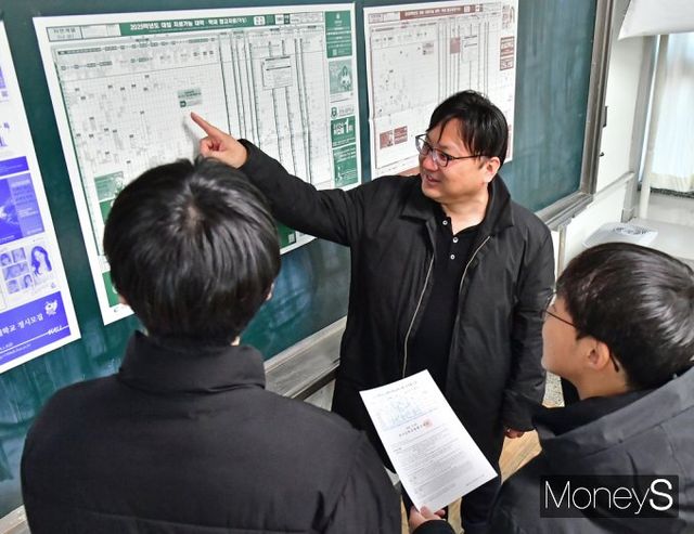 ▲ 성적표를 들고 담당 교원에게 찾아간 고3수험생들, 점수에 맞는 지원학교에 대해 설명을 듣고 있다.