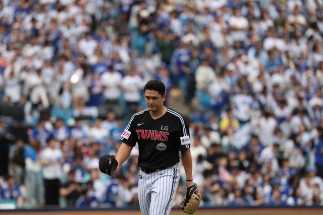 삼성 라이온즈가 선발 보강을 위해 자유계약선수(FA) 투수 최원태와 외국인 투수 아리엘 후라도를 영입했다. 사진은 삼성 라이온즈와의 플레이오프에 등판해 홈런을 맞은 최원태의 모습. /사진=뉴시스