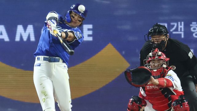 사진은 올시즌 한국시리즈에서 홈런을 치는 류지혁의 모습. /사진=뉴스1 