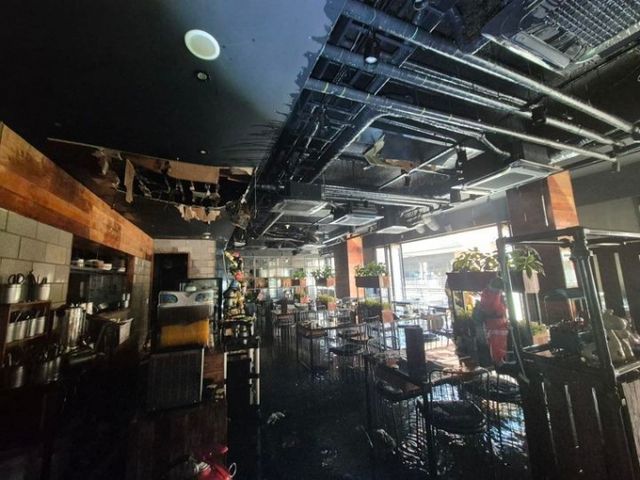 6일 낮 12시26분쯤 18층짜리 아브뉴프랑 판교 건물 2층 식당 내부에 불이 났다. /사진=뉴시스(경기도소방재난본부 제공)