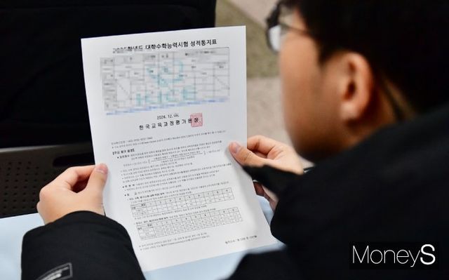 2025학년도 대학수학능력시험(수능) 성적표가 6일 배부된 가운데 서울 종로구 대학로 동성고등학교 3학년 교실에서 학생들이 수능 성적표를 담당 교원에게 받아서 확인하고 있다. /사진=임한별 기자