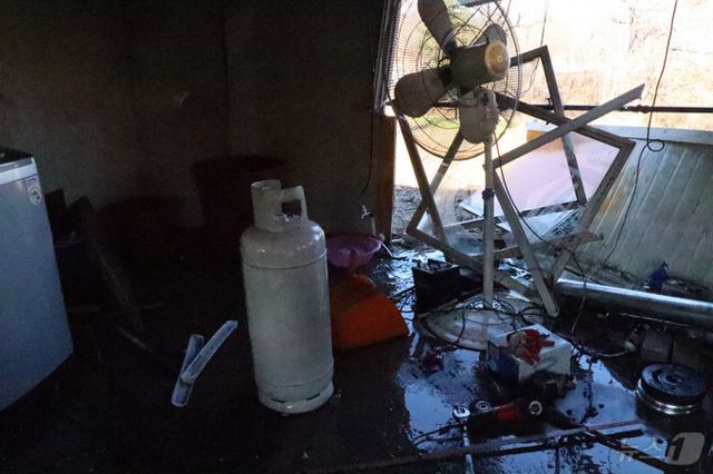 농막에서 LPG(액화석유가스)통이 폭발 사고로 남성 2명이 화상을 입었다. /사진=뉴스1(구리소방서 제공)