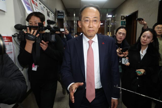 추경호 국민의힘 원내대표가 박정하 당 대표 비서실장과 정진석 대통령실 비서실장과 만나고 있는 것으로 알려졌다. 사진은 추 원내대표가 6일 오후 국회에서 열린 비상의원총회를 마치고 이동하는 모습. /사진=뉴시스 