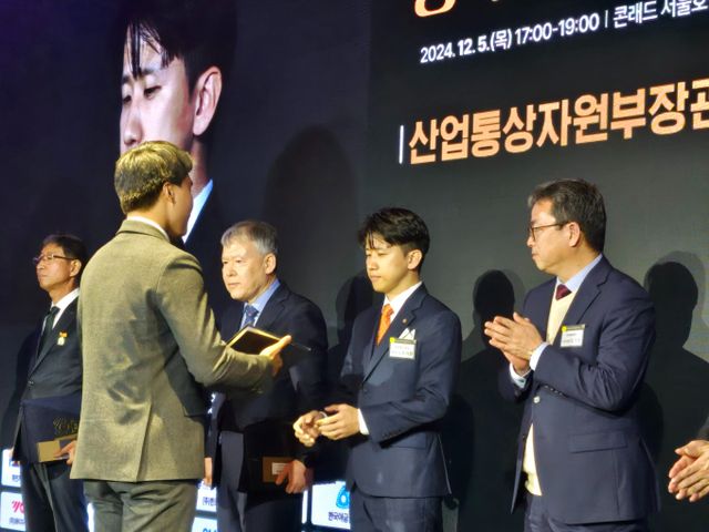 오지한 한화정밀기계 책임 연구원이 ‘제24회 공작기계인의 날’ 기념식에서 산업통상자원부 장관 표창을 수상했다. / 사진=한화정밀기계 