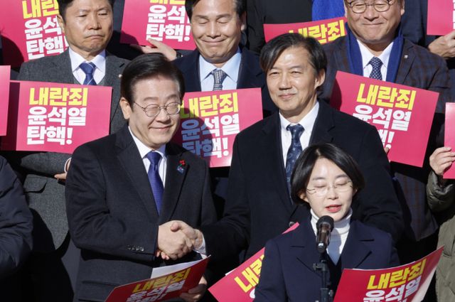 조국 조국혁신당 대표가 '공적 응징'은 이제 시작이라고 강조했다. 사진은 이재명 더불어민주당 대표와 조국 조국혁신당 대표가 6일 서울 여의도 국회 본청 계단에서 열린 내란 동조 국민의힘 규탄 및 탄핵소추안 가결 촉구 제 시민사회 및 야5당 공동기자회견에서 손을 맞잡고 있는 모습. /사진=뉴스1