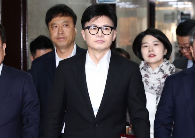 한동훈 국민의힘 대표는 "윤석열 대통령에 대한 조속한 직무집행 정지가 필요하다"고 말했다. 사진은 이날 긴급최고위원회 참석하는 모습. /사진=뉴스1