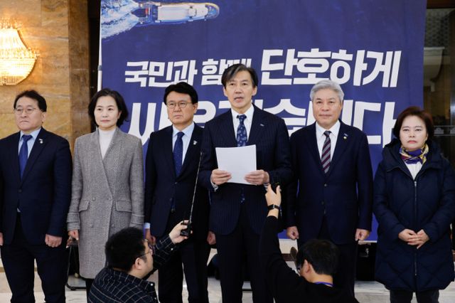 조국 조국혁신당 대표가 윤석열 대통령 탄핵소추를 6일 가결하자고 주장했다. 사진은 서울 여의도 국회에서 열린 조국혁신당 긴급 기자회견에 참석한 조국 조국혁신당 대표와 당원들. /사진=뉴스1