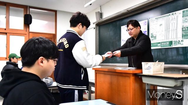 ▲ 두근두근 떨리는 수능 성적표 배부