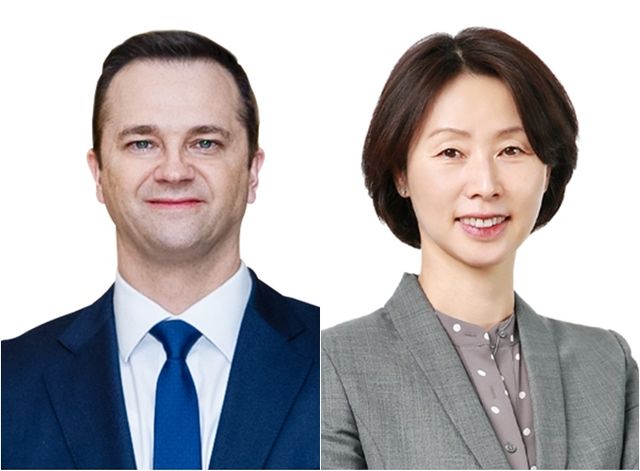 삼성과 SK의 바이오 사업 관련 연말 인사가 주목된다. 사진은 2025년 임원인사에서 승진한 케빈샤프 삼성바이오로직스 부사장(왼쪽)과 김경아 삼성바이오에피스 대표이사 사장. /사진=각 사