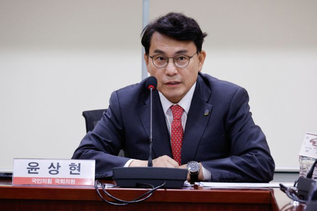 윤상현 국민의힘 의원이 윤석열 대통령에 대한 탄핵소추에 반대했다. 사진은 서울 여의도 국회의관에서 발언 중인 윤상현 국민의힘 의원의 모습. /사진=뉴스1