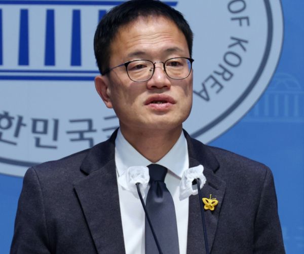 박주민 더불어민주당 의원이 한동훈 국민의힘 대표를 국회 본회의장에 들여보낸 것으로 알려졌다. 사진은 박주민 더불어민주당 의원을 비롯한 서울시당 새로운서울준비특별위원회 위원들이 11월29일 서울 여의도 국회 소통관에서 명태균 의혹에 대한 오세훈 서울시장의 진실규명 촉구 기자회견을 하는 모습. /사진=뉴시스